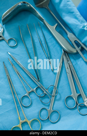 Medizinische Geräte oder Instrumente, die Verlegung auf einem Tisch im Operationssaal in einem Krankenhaus Stockfoto