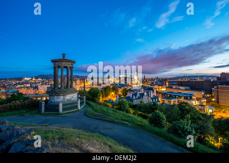 Calton hill Edinburgh Schottland Großbritannien Europa Dugald Stewart Monument 1828 Spalte Memorial anzeigen Stadt Architektur Geschichte Nacht Stockfoto