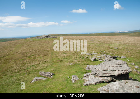 Ansicht West von oben Ugborough Bake auf felsigen Granit Felsen... Porzellanerde Gruben in weiter Ferne sichtbar. Stockfoto