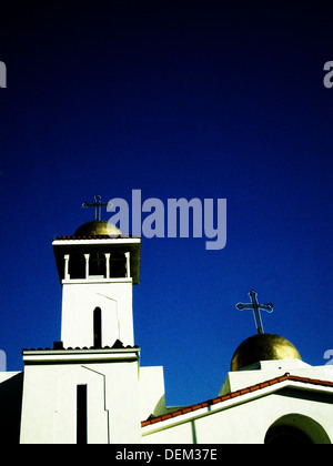 Kirchtürme mit kreuzen gegen blauen Himmel, Low Angle View Stockfoto