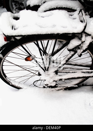 Fahrrad Hinterreifen und Lagerregal mit Schnee bedeckt Stockfoto