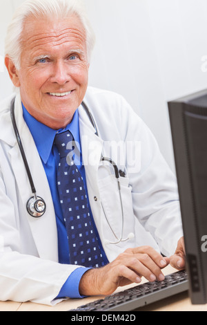 Ein senior woman männlichen medizinischen Klinik Arzt sitzen an einem Schreibtisch in einem Hemd, Krawatte und Stethoskop Stockfoto