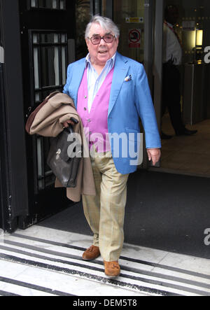 Ronnie Corbett gesehen bei der BBC in London Credit: WFPA/Alamy Live News Stockfoto