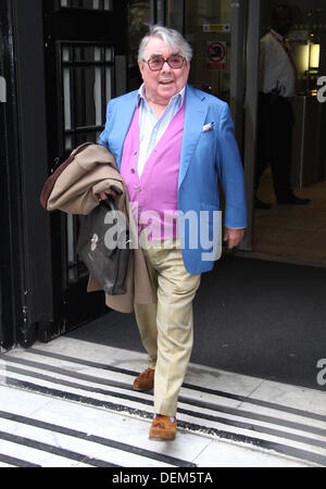 Ronnie Corbett gesehen bei der BBC in London Credit: WFPA/Alamy Live News Stockfoto