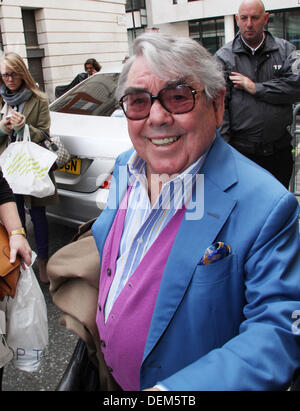 Ronnie Corbett gesehen bei der BBC in London Credit: WFPA/Alamy Live News Stockfoto