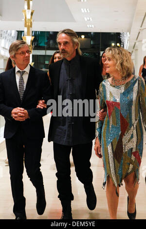 Athen, Griechenland. 20. September 2013. Schauspieler JEREMY IRONS mit seiner Frau, SINEAD CUSACK und Regisseur BILLE AUGUST besuchen die Premiere von "Nacht Zug nach Lissabon '' in Athen Music Hall. Bildnachweis: Aristidis Vafeiadakis/ZUMAPRESS.com/Alamy Live-Nachrichten Stockfoto