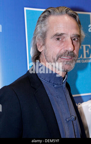 Athen, Griechenland. 20. September 2013. Schauspieler JEREMY IRONS besucht die Premiere von "Nacht Zug nach Lissabon '' in Athen Music Hall. Bildnachweis: Aristidis Vafeiadakis/ZUMAPRESS.com/Alamy Live-Nachrichten Stockfoto