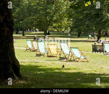 Liegestühle in St James, s Park in London an einem sonnigen Tag Stockfoto