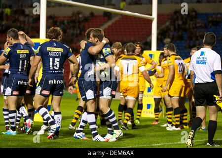 Salford, UK. 20. September 2013. Sale Sharks fliegen Hälfte Danny Cipriani und Verkauf Haie linken Flügel Mark Cueto während der Aviva Premiership Spiel zwischen Verkauf Haifische und London Wasps aus dem AJ-Bell-Stadion. Bildnachweis: Aktion Plus Sport/Alamy Live-Nachrichten Stockfoto