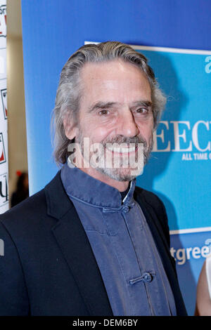 Athen, Griechenland. 20. September 2013. Schauspieler JEREMY IRONS besucht die Premiere von "Nacht Zug nach Lissabon '' in Athen Music Hall. Bildnachweis: Aristidis Vafeiadakis/ZUMAPRESS.com/Alamy Live-Nachrichten Stockfoto