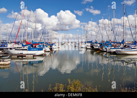 Boot vor Anker in Tollesbury Marina, Essex, England Stockfoto