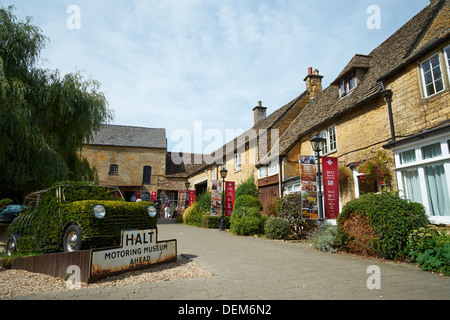 Eingang zum Motor Museum der alten Mühle Sherbourne Street Bourton auf Wasser Gloucestershire Cotswolds UK Stockfoto