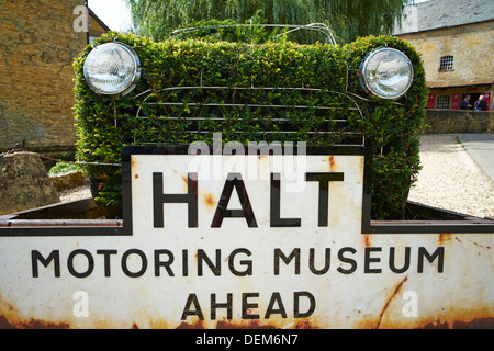 Eingang zum Motor Museum der alten Mühle Sherbourne Street Bourton auf Wasser Gloucestershire Cotswolds UK Stockfoto