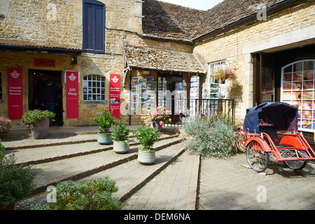 Eingang zum Motor Museum der alten Mühle Sherbourne Street Bourton auf Wasser Gloucestershire Cotswolds UK Stockfoto