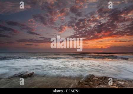 Sonnenaufgang mit Felsen und Wellen in einem Kap Cabo Huertas in Alicante, Costa Blanca, Comunidad Valenciana, Spanien, Europa Stockfoto