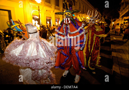 Kostümierte Jecken genannt Vejigantes Tänze in den Straßen während der Carnaval de Ponce 21. Februar 2009 in Ponce, Puerto Rico. Vejigantes sind eine folkloristische Charakter, den Teufel darstellt. Stockfoto