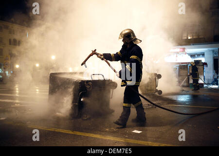 Thessaloniki, Griechenland. 20. September 2013. Feuerwehrmann löscht das Feuer im Papierkorb nach dem antifaschistischen Protest. Antifaschistische Kundgebung zu protestieren, das stechen von Pavlos Fyssas (Killah P) verstorbenen frühen Mittwoch, in der Vorstadt von Nikaia in der Nähe von Athen auf Donnerstag, 19. September 2013. Bildnachweis: Konstantinos Tsakalidis/Alamy Live-Nachrichten Stockfoto