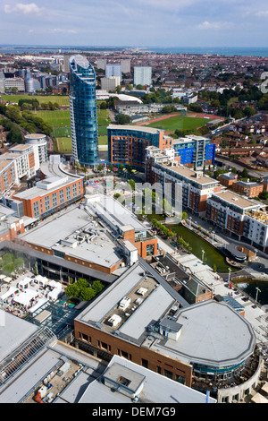 Luftaufnahme von Gunwharf Quays shopping und Freizeit Zentrum in Portsmouth, Hampshire. Stockfoto