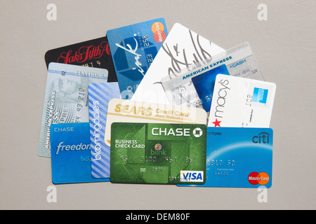 Kreditkarten-Collage, einschließlich VISA, Mastercard und American Express. Stockfoto
