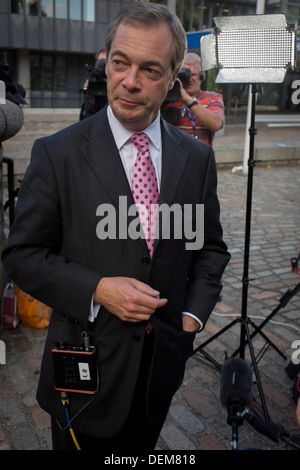 UKIP (UK Independence Party) Führer Nigel Farage vor TV interviews während seiner schwierigen und umstrittenen ersten Tag der Konferenz seiner Partei in Westminster, Zentrum von London. Stockfoto