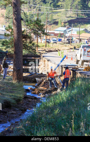 Coal Creek Canyon, Colorado. 20. September 2013.  Eine Woche nach Regenfällen im biblischen Ausmaßes Colorado, Hwy 72 Treffer arbeiten Bauarbeiter um die Straße zu reparieren. Bildnachweis: Ed Endicott/Alamy Live-Nachrichten Stockfoto