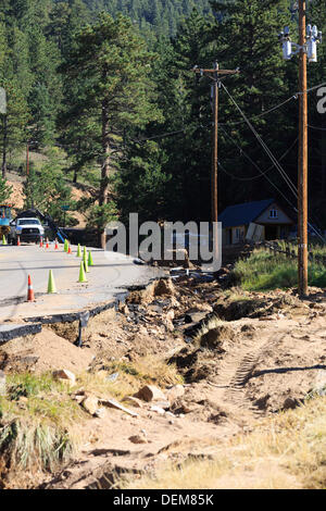 Coal Creek Canyon, Colorado. 20. September 2013.  Eine Woche nach Regenfällen im biblischen Ausmaßes getroffen, Colorado, Hwy 72, die Straße-Narben und Infrastruktur deutlich ausgesetzt. Bildnachweis: Ed Endicott/Alamy Live-Nachrichten Stockfoto