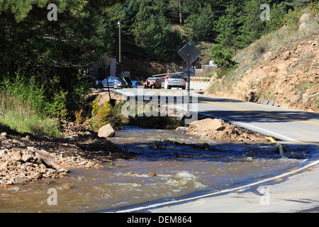 Coal Creek Canyon, Colorado. 20. September 2013.  Eine Woche nach Regenfällen im biblischen Ausmaßes getroffen, Colorado, Hwy 72, die Straße-Narben und Infrastruktur deutlich ausgesetzt. Bildnachweis: Ed Endicott/Alamy Live-Nachrichten Stockfoto