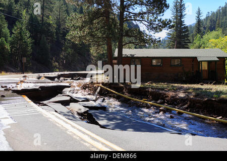 Coal Creek Canyon, Colorado. 20. September 2013.  Eine Woche nach Regenfällen im biblischen Ausmaßes getroffen, Colorado, Hwy 72, die Straße-Narben und Infrastruktur deutlich ausgesetzt. Bildnachweis: Ed Endicott/Alamy Live-Nachrichten Stockfoto