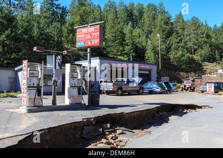 Coal Creek Canyon, Colorado. 20. September 2013.  Eine Woche nach dem Regen der biblischen Ausmaßes Colorado, Hwy 72, treffen die Folgen sichtbar das Personal bei Carls Ecke Tankstelle versuchen, Reparaturen und Leben wie gewohnt fortsetzen. Bildnachweis: Ed Endicott/Alamy Live-Nachrichten Stockfoto