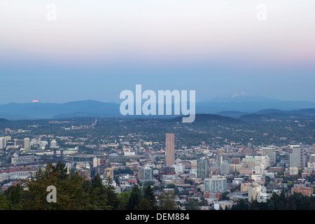 Ernte Vollmond Aufstieg in Portland Oregon Stadtbild und Mount Hood-Kaskade-Strecke Stockfoto