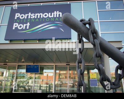 Der Eingang zum Terminal von Portsmouth International Port in Hampshire, England. Stockfoto