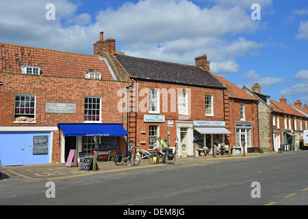 Geschäfte am Marktplatz, Burnham Market, Norfolk, England, Vereinigtes Königreich Stockfoto