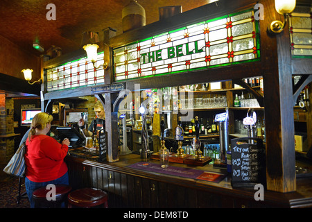 Bar-Innenraum des 15. Jahrhunderts The Bell Pub, Bell Road, East Molesey, Surrey, England, Vereinigtes Königreich Stockfoto