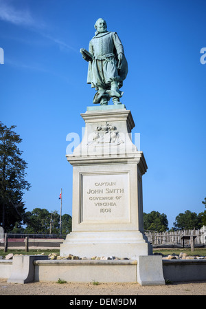 Der Union Jack Flagge fliegt über die Siedlung Jamestown und die Statue von Captain John Smith in Virginia. Stockfoto