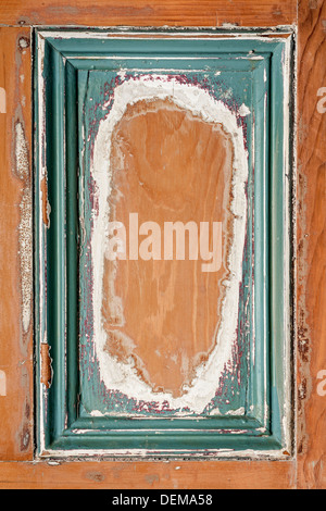 Alten distressed Holz Türverkleidung mit abblätternde Farbe als gerahmte Hintergrund Stockfoto