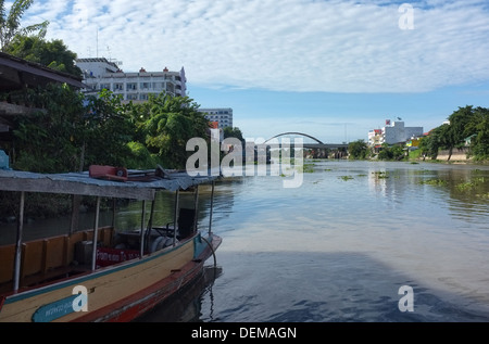 Pa Sak River Ferry und Pridi Damrong Brücke, Ayutthaya Thailand Stockfoto