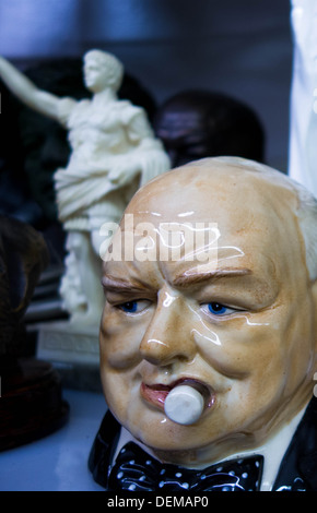 Winston Churchill mit Zigarre in der Nähe einer griechischen Statue In ein Pittsburgh Antiquitätengeschäft Büste Stockfoto