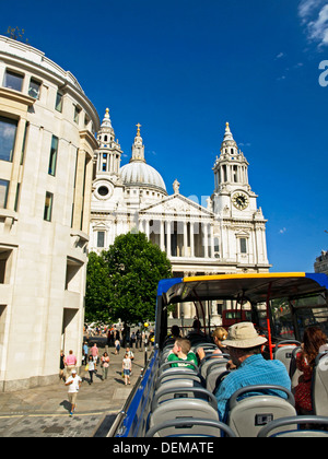 Blick auf St. Pauls Kathedrale von open Top Sightseeing-Bus, London, England, Vereinigtes Königreich Stockfoto