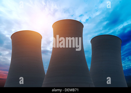 Spitzen der Kühltürme des Atomkraftwerks Stockfoto