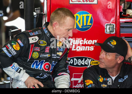 Loudon, NH, USA. 20. September 2013. Loudon, NH - Sep 20, 2013: Mark Martin (14) beschreibt Änderungen, die während des Trainings für die SYLVANIA 300 auf dem New Hampshire Motor Speedway in Loudon, NH zu seinem Auto vorgenommen werden müssen. Bildnachweis: Csm/Alamy Live-Nachrichten Stockfoto