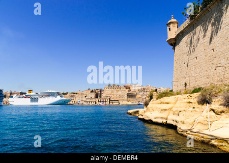 Blick auf Valletta Grand Harbour und Kreuzfahrtschiff von Vittoriosa, Malta. Stockfoto