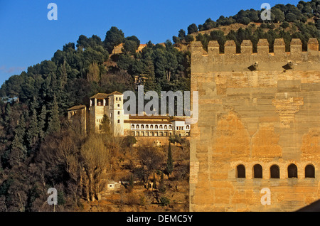 Nazaries Paläste (Comares-Turm). Im Hintergrund am linken Generalife.Alhambra, Granada. Andalusien, Spanien Stockfoto