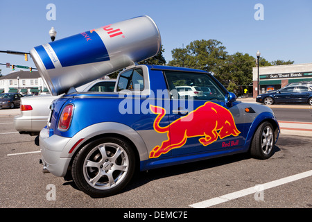 Red Bull Werbung Auto Stockfoto