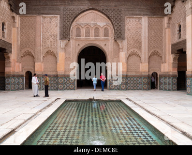 Touristen in Ben Youssef Madrasa Innenhof in Marrakesch, Marokko Stockfoto