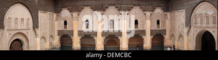 Panoramablick über Ben Youssef Madrasa Hof in Marrakesch, Marokko Stockfoto