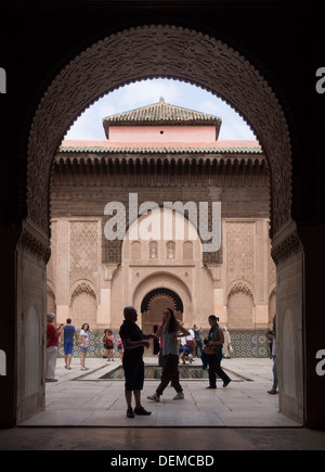Touristen besuchen Ben Youssef Madrasa Hof in Marrakesch, Marokko Stockfoto