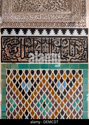 Detail der bunten Mosaik-Fliesen in Fez, Marokko Stockfoto