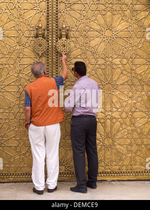 Menschen berühren den Türklopfer an Dar el Makhzen - Königspalast, Fes, Marokko Stockfoto