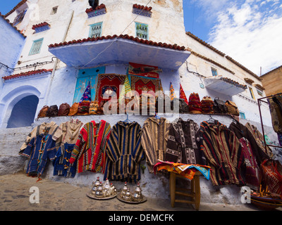 Traditionelle Kleidung zu verkaufen, Chefchaouen, Marokko Stockfoto
