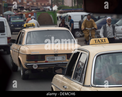 Taxis in den Straßen von Marrakesch, Marokko Stockfoto